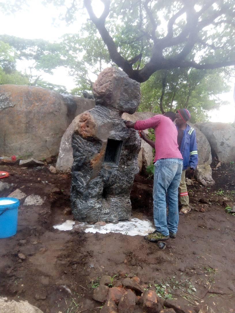 tom-blomefield-statue--at-Tengenenge-Zimbabwe